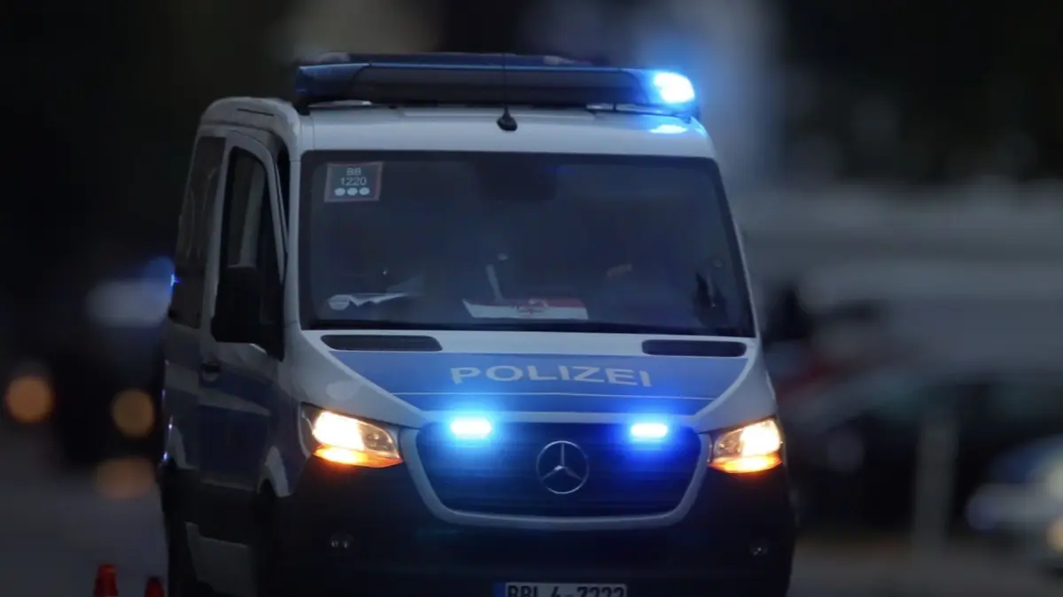 Polizei und Feuerwehr mussten am Mittwoch zu einem Brand an der Ammerländer Straße in Kyritz ausrücken. (Symbolfoto)