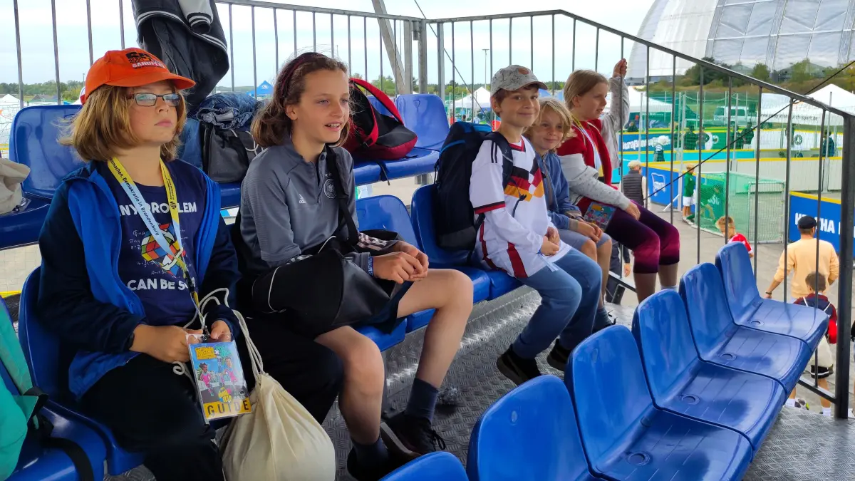 Erschöpft und glücklich verfolgt das Angermünder Team der Wildblume die Spiele bei der Brandenburgischen Straßenfußballmeisterschaft 2026. Lara, Emil, Joscha Konstantin, Arthur und Emilia konnten sich für das Finale im Tropical Island qualifizieren und gewannen einen Pokal.