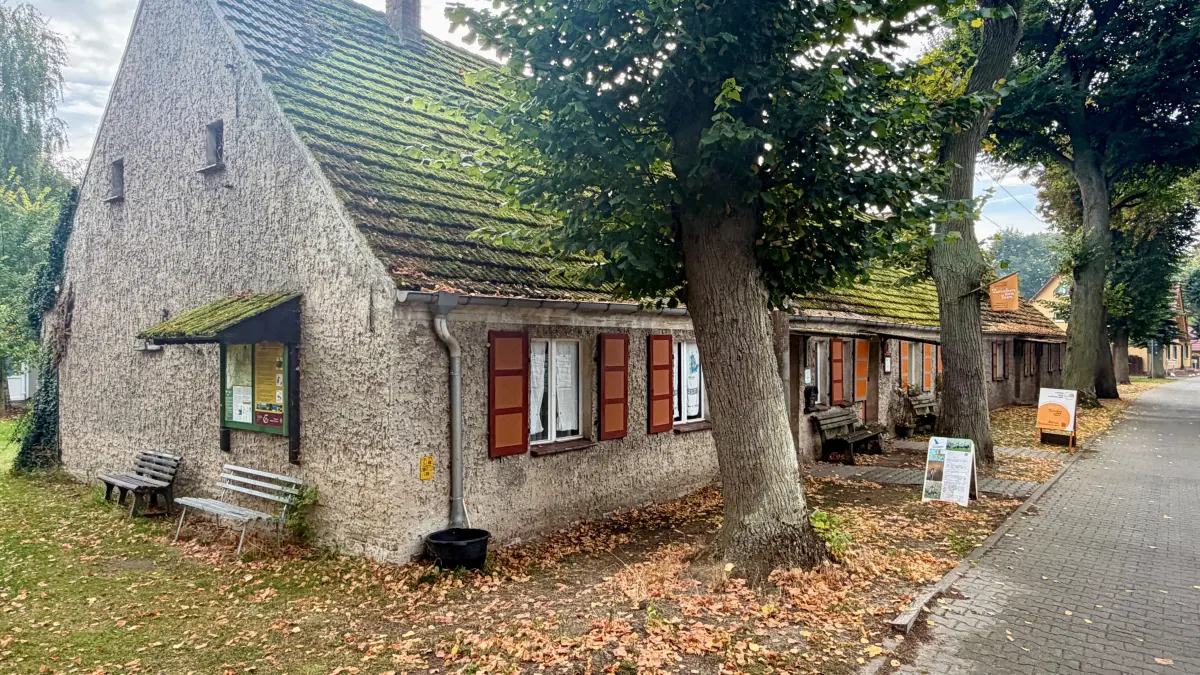 Das rund 300 Jahre alte Lange Haus in Altfriedland bei Neuhardenberg. Rund um das historische Gebäude ist durch ehrenamtliches Engagement ein lebendiger Treffpunkt entstanden, der jetzt mit dem Deutschen Nachbarschaftspreis 2026 als Landessieger Brandenburgs ausgezeichnet wurde.