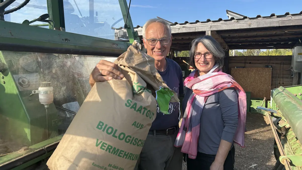 Martin Kaupenjohann und Natalie Kreisz engagieren sich auf den Feldern in Stolpe für die solidarische Landwirtschaft.