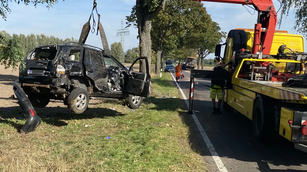 Völlig zerstört: Der Pkw, in dem das Opfer saß, lag nach dem tödlichen Zusammenstoß am 1. Oktober auf der L38 nahe Falkenberg einige Meter neben der Straße. Weiter vorn stand der ebenfalls beteiligte Lkw.