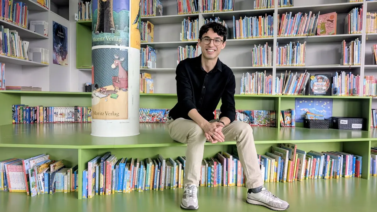 Dominik Schvartz ist gezielt für die Gemeindebibliothek Hoppegarten von Niederbayern nach Waldesruh gezogen. Das ist der Grund.