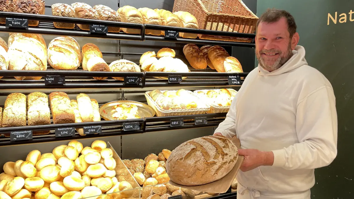 René Rößler Fabian, Bäckermeister und Inhaber der Bäckerei-Café zur alten Ölmühle in Märkisch Buchholz, posiert am 09.10.2026 vor seiner Auslage.