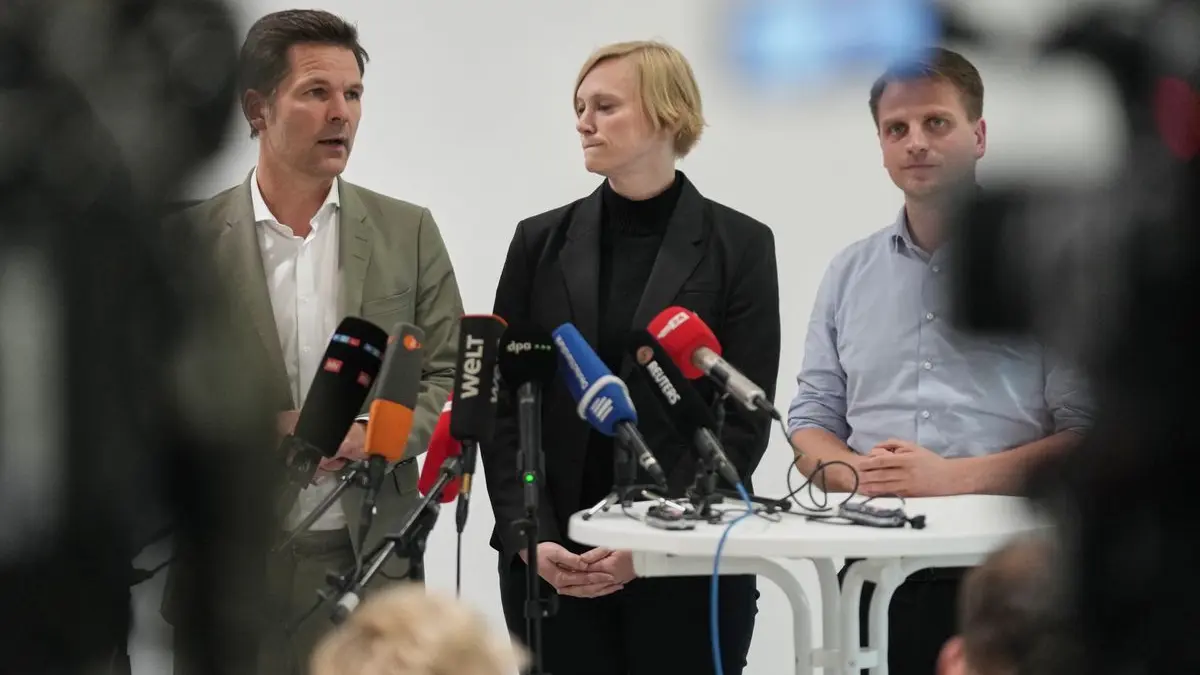 Steffen Krach (SPD, v. li. n. re.), Nina Stahr (Bündnis90/Die Grünen) und Maximilian Schirmer (Die Linke) sprechen bei einem Pressestatement im Haus der Statistik über die Sondierungen zur Regierungsbildung nach der Abgeordnetenhauswahl von Berlin.