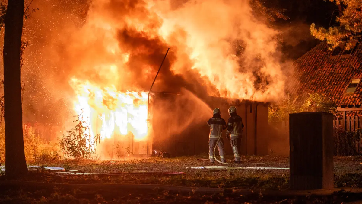 Einsatzkräfte der Freiwilligen Feuerwehr Altlandsberg und dem Ortsteil Bruchmühle kämpfen gegen die Flammen.