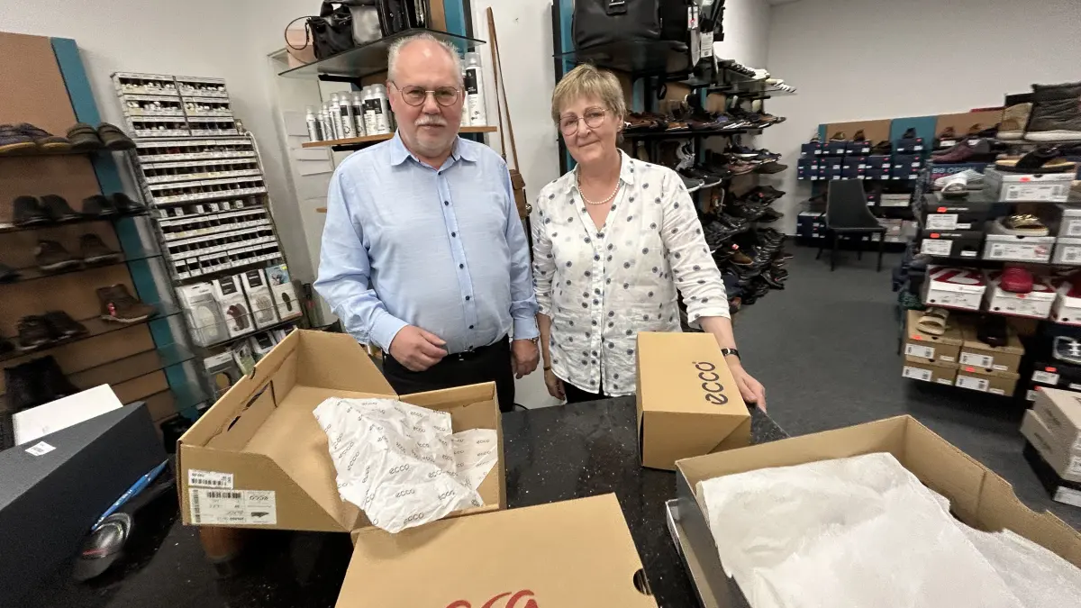 Detlef Maaß und seine Frau Iris betreiben ihr Schuhgeschäft "Maaß Shoes" seit zehn Jahren in der Bilderbogenpassage in Neuruppin. Jetzt schließt das Paar den Laden.