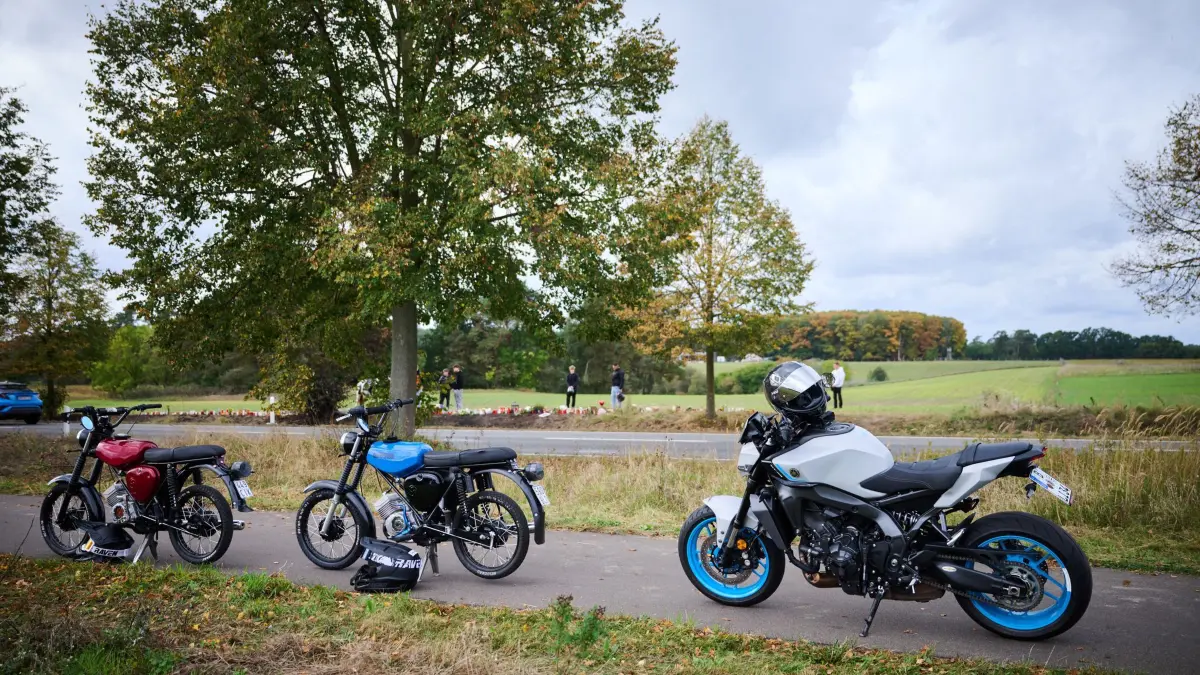 Nach dem schweren Unfall mit vier Toten: Zwei Mopeds und ein Motorrad stehen an der Unfallstelle mit vier toten Teenagern an der Rüdnitzer Chaussee. Menschen und Freunde der Verstorbenen kommen an die Unfallstelle und nehmen Abschied und legen Blumen ab. (zu dpa: «Tod von Mopedfahrern: Menschen halten am Unfallort inne»)