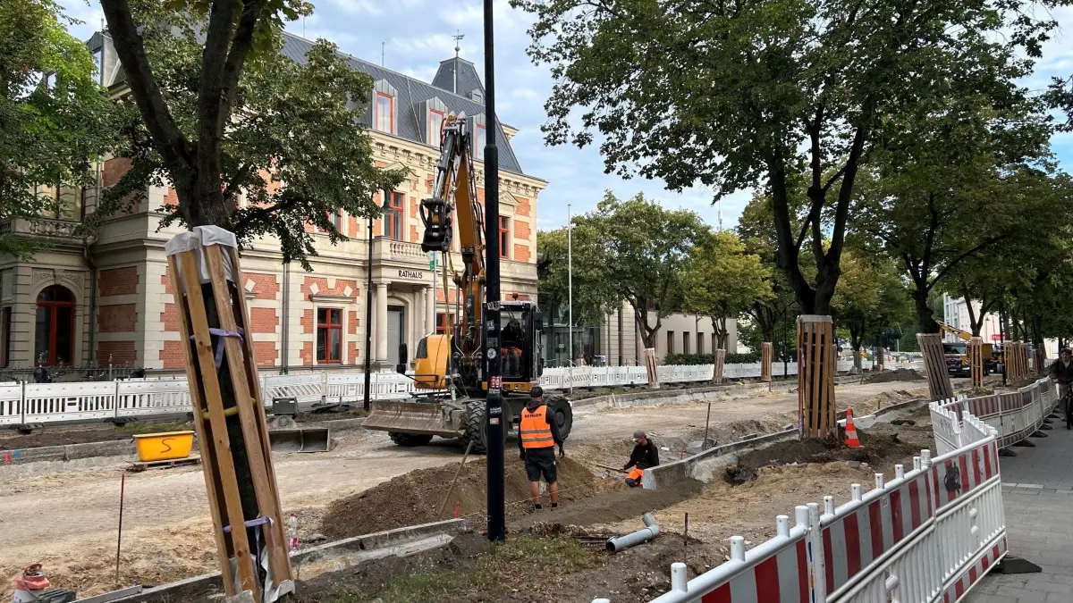 Friedrichstraße Erkner am Rathaus: Die Bauarbeiten sind noch voll im Gange. Bald wird die nächste Sperrung aufgehoben – zumindest vorübergehend.