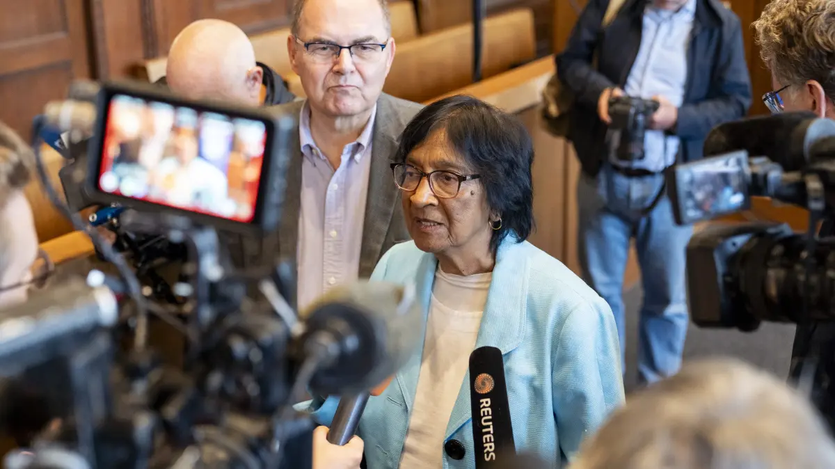 Pillay reagiert unglaeubig auf Friedensnobelpreis: Navanethem "Navi" Pillay gibt am 09.10.2026 in Nuernberg Medienvertretern und -vertreterinnen ein Statement. Der Friedensnobelpreis 2026 geht an die Suedafrikanerin Navanethem "Navi" Pillay. Das teilte das norwegische Nobelkomitee am Freitag in Oslo mit. Die suedafrikanische Juristin mit indischen Wurzeln werde fuer ihren mutigen Einsatz fuer das Voelkerrecht und ihren Einsatz gegen Kriegsverbrechen und Genozid gewuerdigt, sagte der Komiteevorsitzende Jorgen Watne Frydnes. Die Juristin Navi Pillay hat erstaunt und unglaeubig auf die Ehrung reagiert. "Als Juristin und Richterin moechte ich das noch ueberpruefen", sagte die Suedafrikanerin am Freitag, nachdem sie waehrend einer Tagung in Nuernberg ueber die Auszeichnung informiert wurde. "Ich hoffe, das ist kein Scherz." Die 85-Jaehrige nahm in der bayerischen Stadt an einer Tagung zum 80. Jubilaeum der Verabschiedung der Charta der Vereinten Nationen teil, die von der Internationalen Akademie Nuernberger Prinzipien ausgerichtet wurde. (Siehe epd-Meldung vom 09.10.2026)