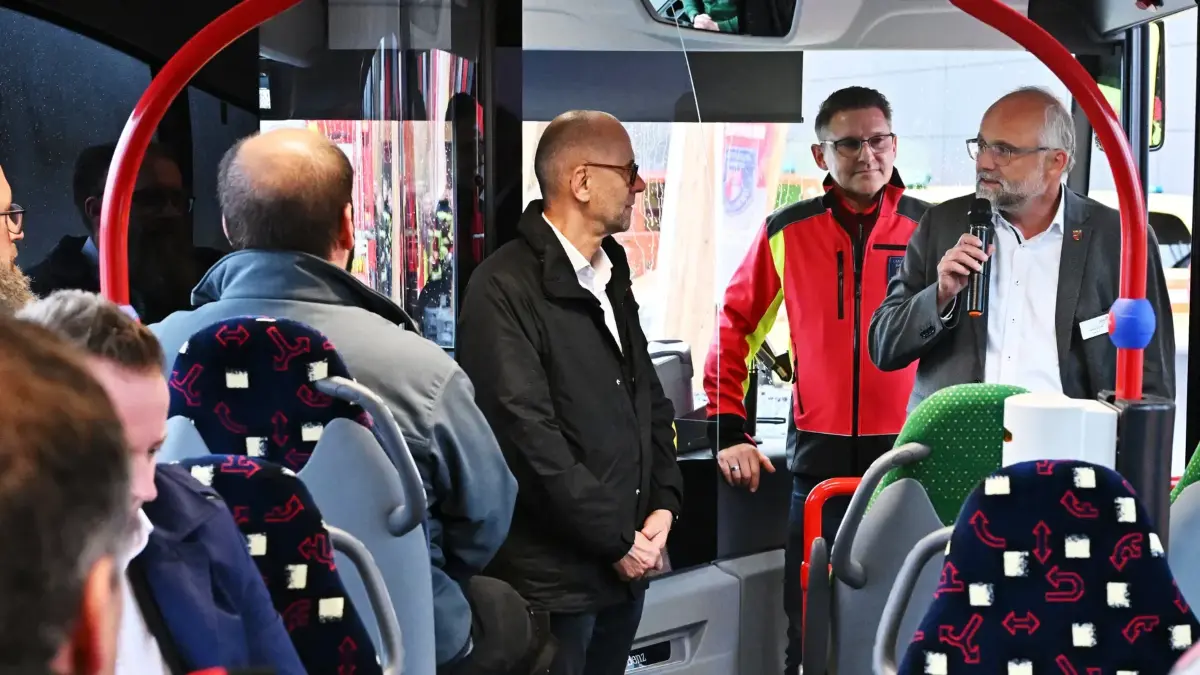 Bürgermeister Wilfried Gehrke (l.), Rettungsdienst-Geschäftsführer Claudius Kaczmarek (m.) und Landrat Daniel Kurth bei der Besichtigung der Baustelle - witterungsbedingt aus dem Rettungsbus der BGG heraus.