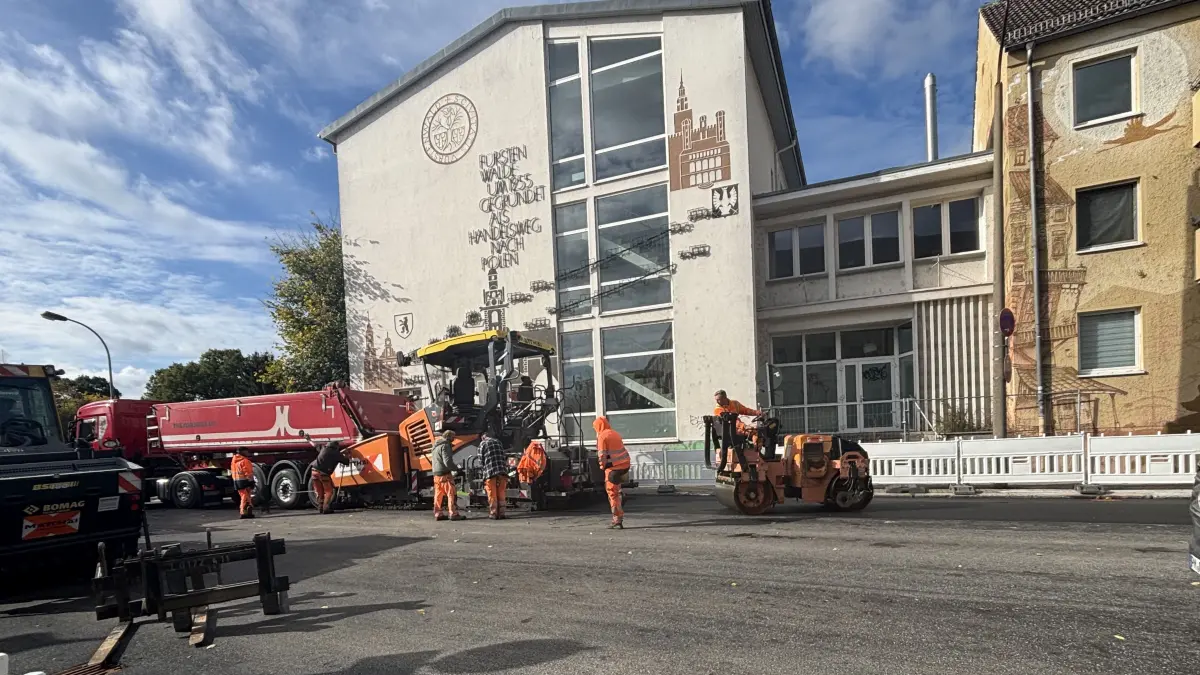 Fahrbahnsanierung in der Fürstenwalder Innenstadt: Mitarbeiter der Baufirma Matthäi bringen am Freitag (9. Oktober) neuen Asphalt auf die Eisenbahnstraße in Höhe Tuchmacherstraße. Wann der nächste Bauabschnitt in Fürstenwalde an der Reihe ist.
