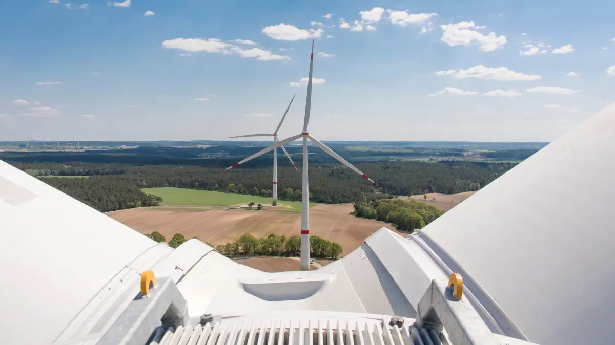 Der Sommer 2026: kein Wetterereignis, sondern Betriebsrisiko / Unternehmensbündnis drängt die Bundesregierung zum Handeln: Klimaschutz voranbringen und den Ausbau der Erneuerbaren forcieren: EWS-Windpark in Thomasburg: / Weiterer Text über ots und www.presseportal.de/nr/177921 / Die Verwendung dieses Bildes für redaktionelle Zwecke ist unter Beachtung aller mitgeteilten Nutzungsbedingungen zulässig und dann auch honorarfrei. Veröffentlichung ausschließlich mit Bildrechte-Hinweis.