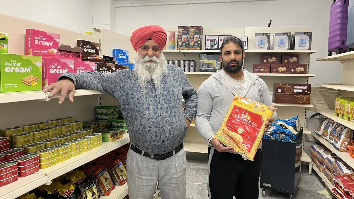 Sukhdev Singh Mann (l.) und sein Sohn "Happy" Singh Mann: In der Hand hält er Mehl für Roti und Naans.