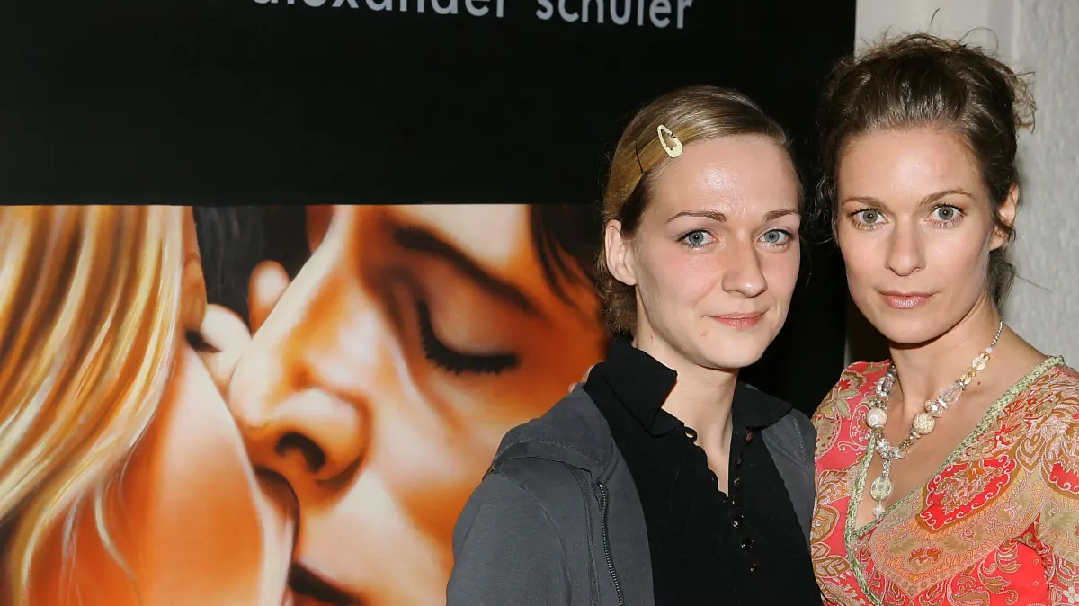 Anika Mauer (l.) mit Lisa Martinek bei der Premiere des Films "Rendezvous" in Berlin im Jahr 2006.