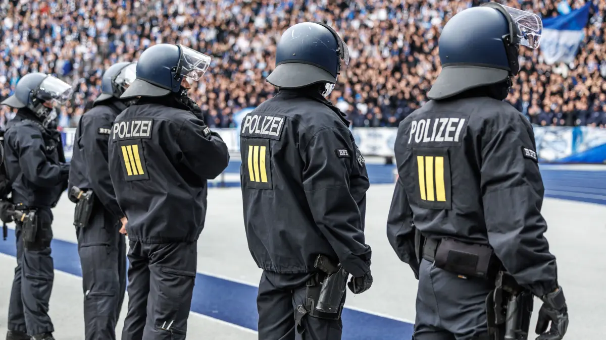 In Frankfurt (Oder) üben über 400 Polizisten den Einsatz bei Fußballspielen. Was rund um den Bahnhof und das Stadion der Freundschaft geplant ist.