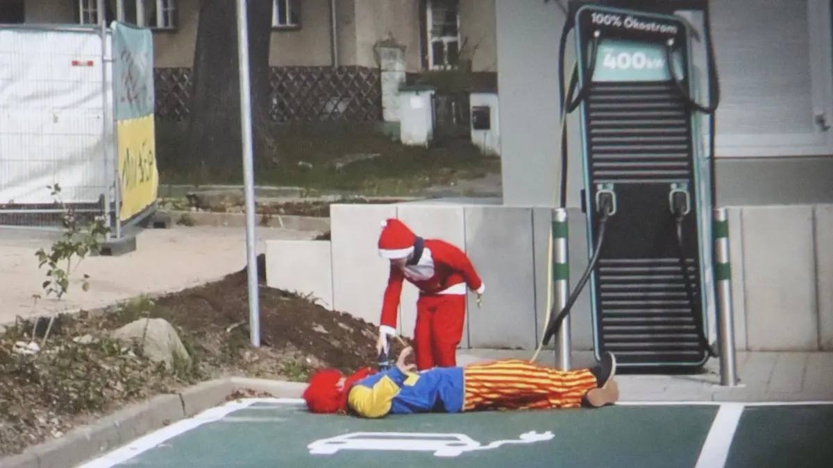 Der flüchtige Clown braucht dringend neue Energie, "Auftanken" durch den Weihnachtsmann: Filmszene aus dem Müncheberg-Krimi, der jetzt Premiere hatte.