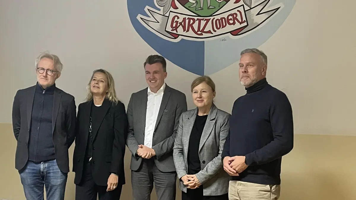 Hochkarätiger EU-Besuch in Gartz: David Van Reybrouck, Mabel Van Oranje, Luca Piwodda,