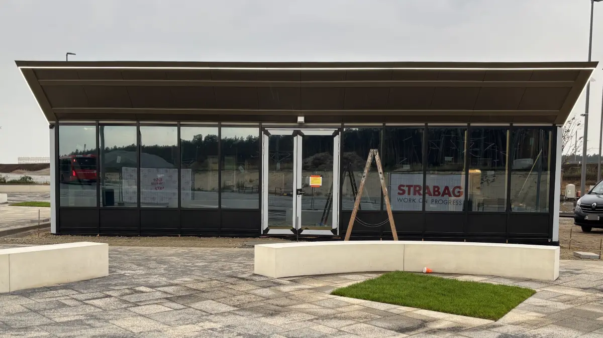 Äußerlich sieht der neue "Giga-Späti", den der E-Autobauer Tesla am neuen Bahnhof Fangschleuse errichtet, schon fast fertig aus. Doch der Termin für die Eröffnung verzögert sich.