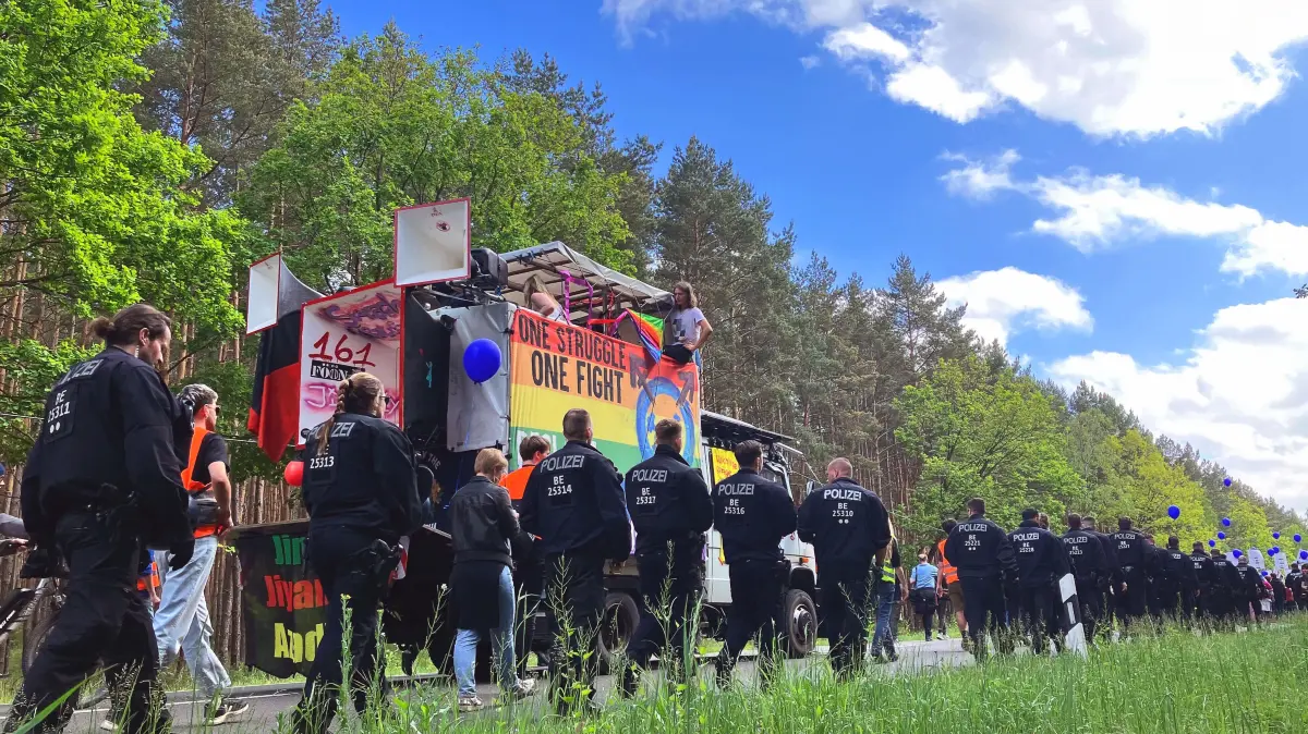 Einsatzkräfte der Polizei begleiten den Demonstrationszug zum Tesla-Werk. Mehr als 1000 Umweltaktivisten haben nach Polizeiangaben im Mai 2024 protestiert. Wegen eines Polizeieinsatzes muss jetzt das Amtsgericht Fürstenwalde entscheiden.