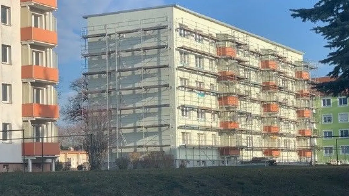In Angermünde wuchs sich die Sanierung von früheren DDR-Plattenbauten zu einem millionenschweren Betrugs-Skandal aus. Jetzt stehen Bauunternehmer vor Gericht.