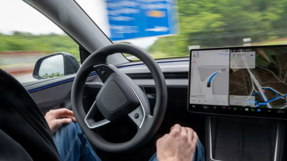 Teslas Fahrassistenzsystem: Ein Tesla Modell Y ist vom Computer gesteuert auf den Strassen der Eifel unterwegs. Ein am Steuer sitzender Werksfahrer greift bei Bedarf in das Software-Update «Full Self-Driving» (FSD/Überwacht) ein, das bundesweit noch nicht zugelassen ist. (zu dpa: «Tesla benennt nach Kritik Assistenzsystem in Europa um»)