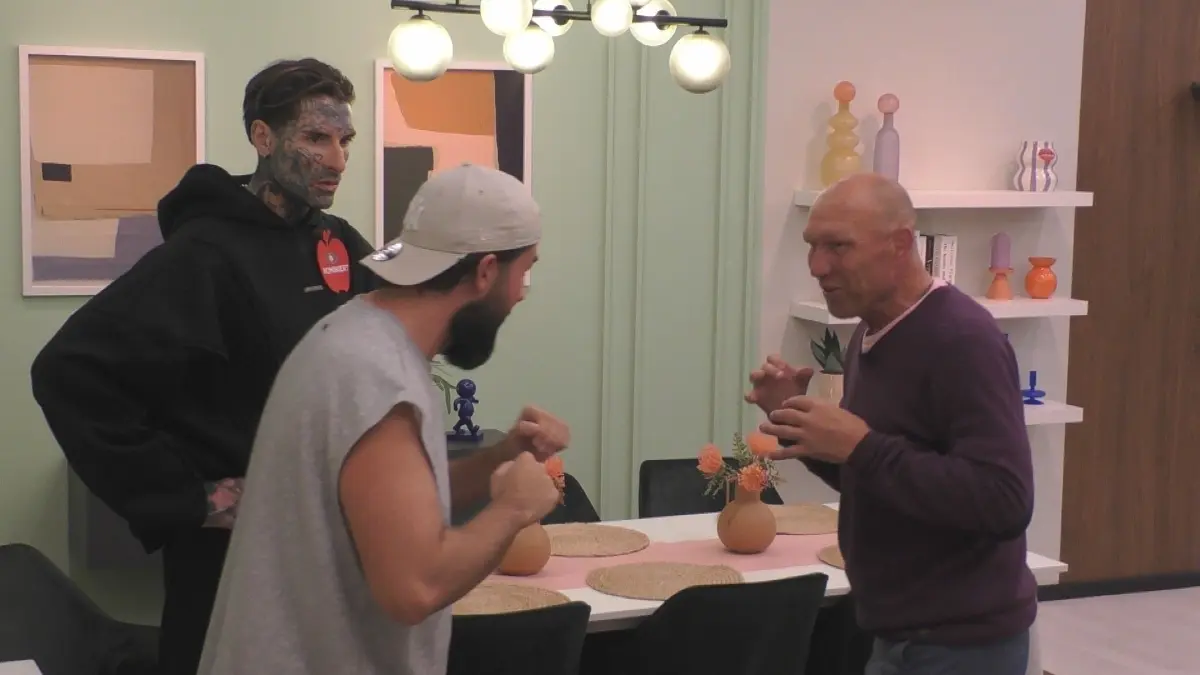 Maurice Dziwak und Axel Schulz beim Boxtraining, dahinter Nikola Grey.