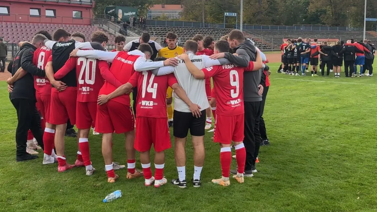 Nach dem Spiel der Fußball-Oberliga Süd stehen die Teams des 1. FC Frankfurt (vorn) und des VfB Germania Halberstadt im Kreis zusammen. Für Frankfurt war es die sechste Niederlage im siebten Saisonspiel.