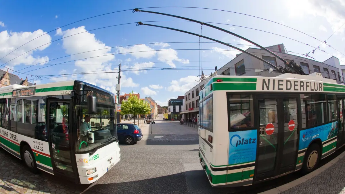 Oberleitungsbusse in Eberswalde: ARCHIV - Zwei Oberleitungsbusse stehen an einer Haltestelle im Stadtzentrum im brandenburgischen Eberswalde (Barnim), aufgenommen am 05.09.2009. Oberleitungsbusse gehören zum Eberswalder Stadtbild wie anderen Orts Straßenbahnen. An 70 Jahre Geschichte des speziellen Verkehrsmittels erinnert von Mittwoch (23.03.2011) an eine Ausstellung. Foto\ Patrick Pleul/lbn (zu lbn 0882 vom 22.03.2011) +++(c) ZB-FUNKREGIO OST - Honorarfrei nur für Bezieher des ZB-Regiodienstes+++ (zu dpa: «Solinger O-Bus droht Aus - Bleiben nur zwei Städte übrig?»)