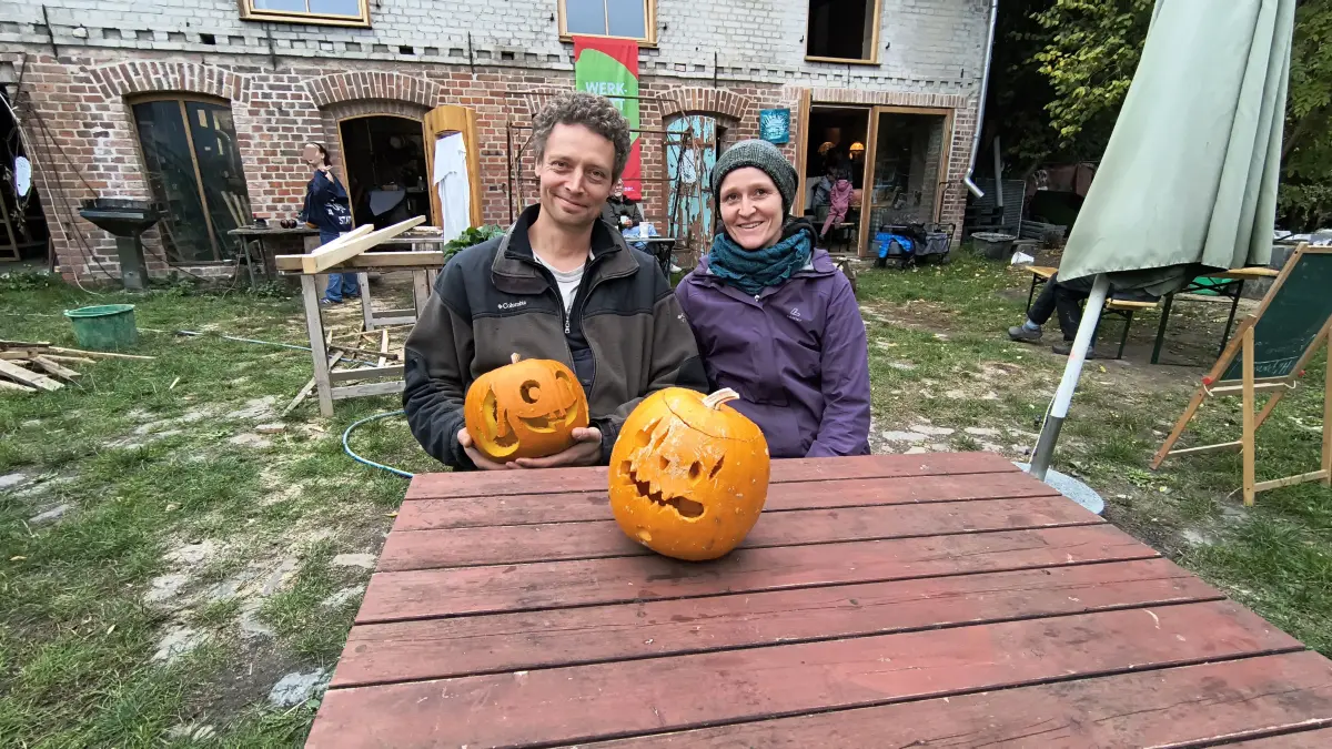 Fabian Frucht (links) und seine Frau Dany mit herbstlichen Kürbissen. Beide sind im Café Kietz 7 in Stolzenhagen engagiert. Das Café ist fester Treffpunkt auch für Menschen aus Angermünde und Hohensaaten.