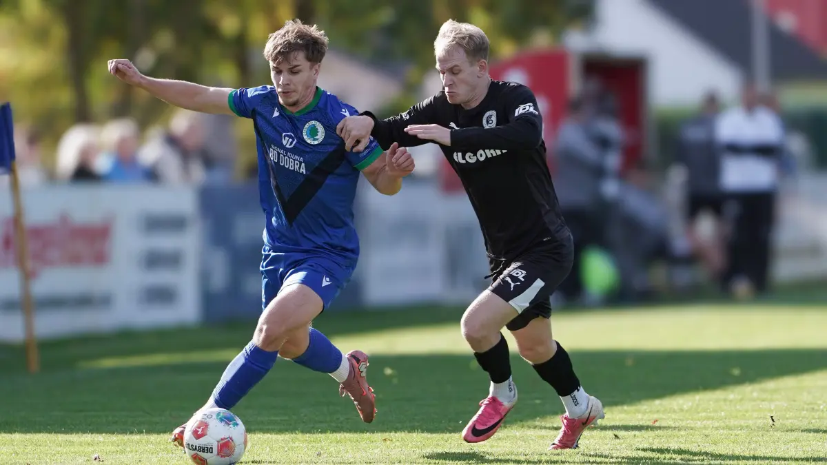 Fussball : Schöneiche, Fussball Brandenburgliga, Germania Schöneiche - TuS Sachsenhausen, Carl-Lennart Stöver gegen Jan-Paul Platte
FOTO BENK 10.10.2026