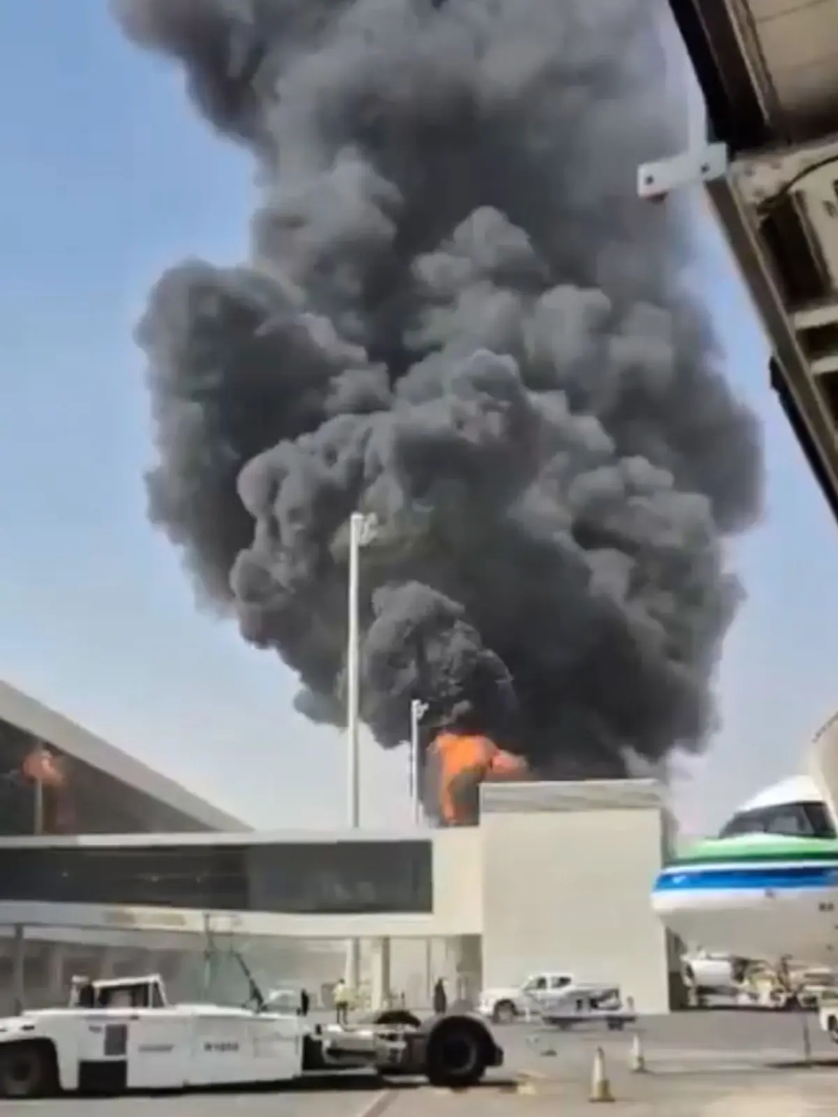 Angriff auf Flughafen in Riad: Dieses Bild aus einem Video, das von AP beschafft und überprüft wurde, zeigt dichten schwarzen Rauch und Flammen, die bei einem Brand am King-Khalid-Flughafen in Riad aufsteigen. (zu dpa: «Saudi-Arabien: Zwölf Tote bei Angriff auf Flughafen in Riad»)