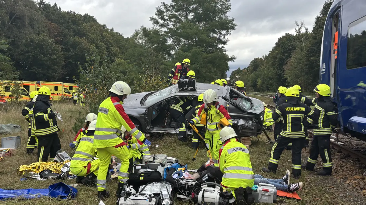 Die Verletzten müssen aus dem verunfallten Auto geborgen und danach vom Rettungsdienst versorgt werden: In Müllrose wurde ein Bahnunfall geübt.