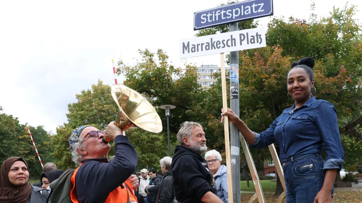 Bei einem Theaterspaziergang durch die obere Stadt in Frankfurt (Oder) bekamen viele Straßen kurzzeitig neue Namen, die in Verbindung mit Anwohnern des Stadtviertels stehen. Warum auch die Straßenverkehrsbehörde vor Ort war.