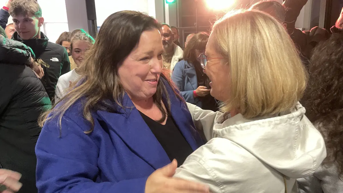 Annette Binder ist neue Bürgermeisterin von Strausberg. Etliche Freunde und Unterstützer gratulierten ihr am Sonntag bei der Wahlparty in Strausberg Nord.