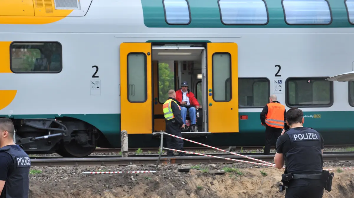 Polizisten stehen am 09.05.2013 in Berlin vor einem Zug des Betreibers ODEG (Ostdeutsche Eisenbahn GmbH). Aufgrund eines technischen Defekts, so das Unternehmen, konnte der Zug nicht weiterfahren. Die Reisenden mussten kurz hinter dem Bahnhof Ostkreuz den Zug verlassen. Foto: Paul Zinken/dpa ++ +++ dpa-Bildfunk +++