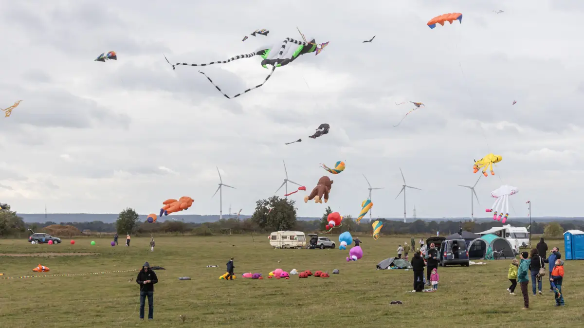 Bunt war es am Himmel über Lichtenberg weil die Drachen bei recht beständigen Wind lange in der Luft blieben.