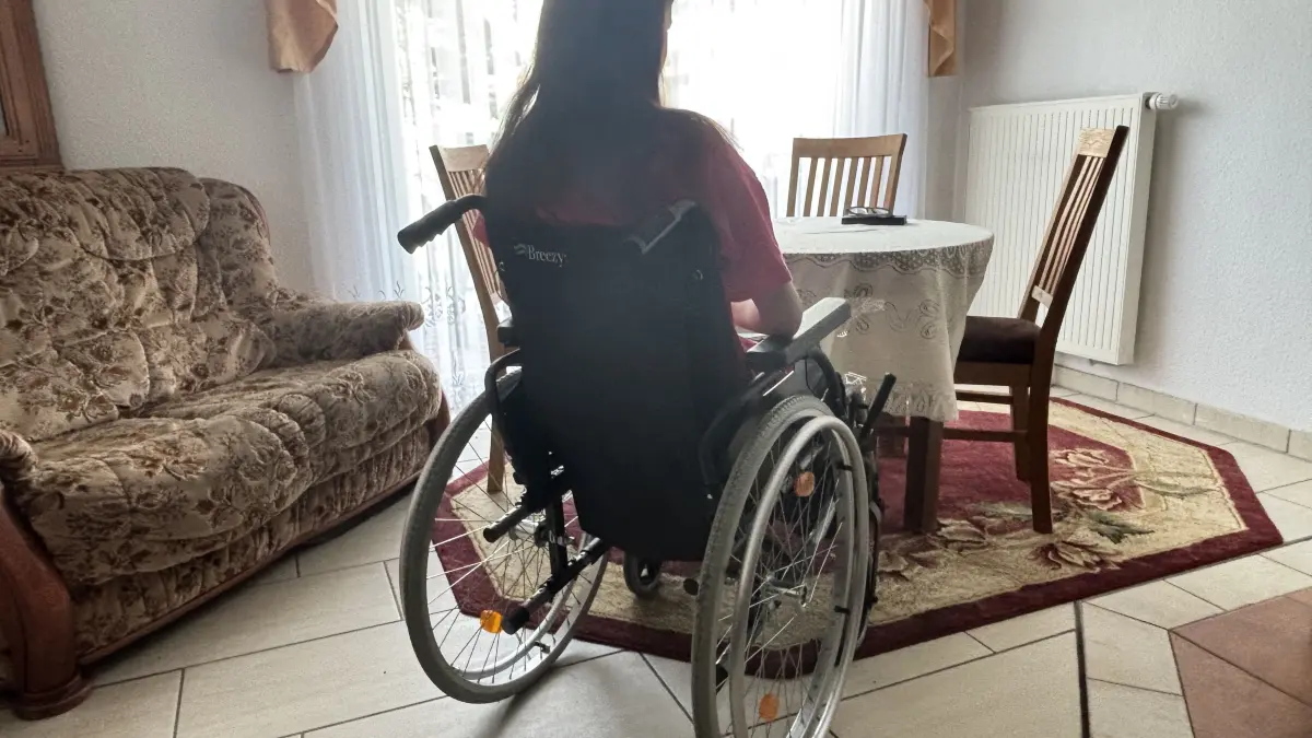 Mädchen im Rollstuhl: Laura (Name geändert) benötigt zeitweise nicht nur im heimischen Wohnzimmer (Foto), sondern auch in der Schule, einem nicht barrierefreien Gymnasium in Oder-Spree. Warum sie nun die Schule gewechselt hat.