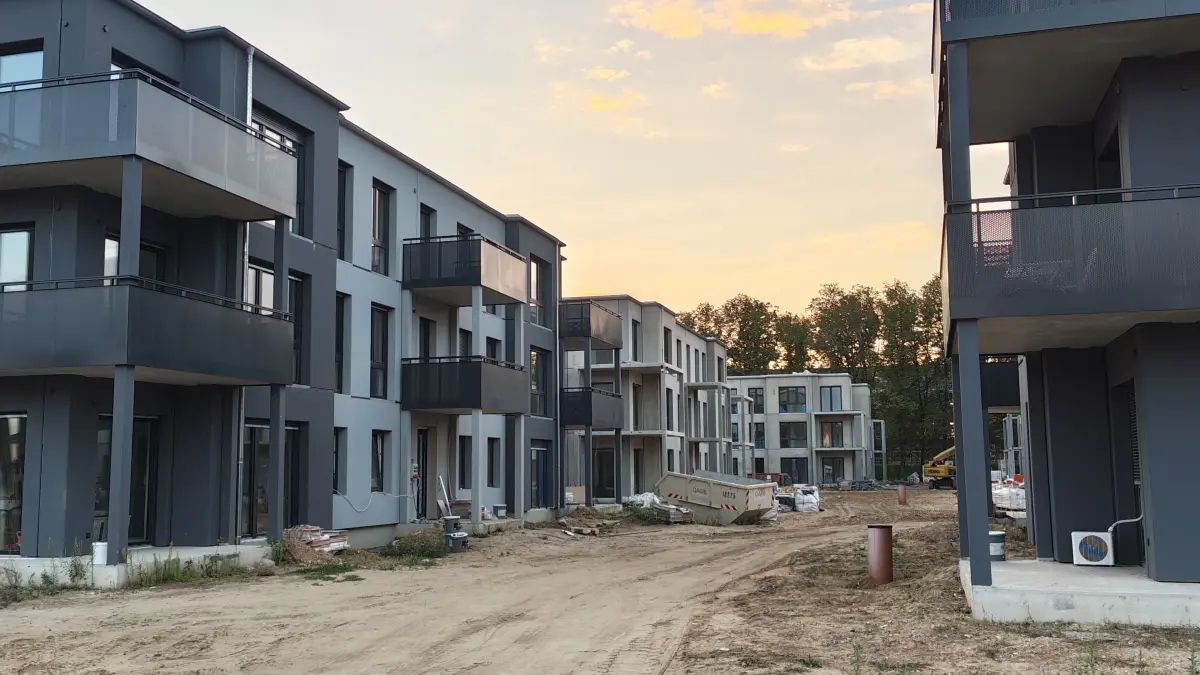 Auf dem Areal an der Schwanebecker Chaussee in Bernau wird fleißig gebaut. Die nächsten Wohnungen, die auf den noch unbebauten Flächen entstehen, sollen nach Willen des Investors kleiner werden.