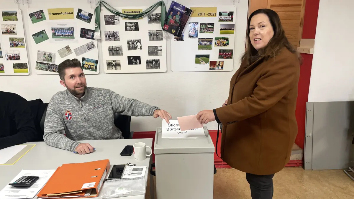 Kandidatin Annette Binder gab ihre Stimme für die Bürgermeisterwahl in Strausberg im Wahllokal im Vereinsheim des SV Gartenstadt 71 ab,