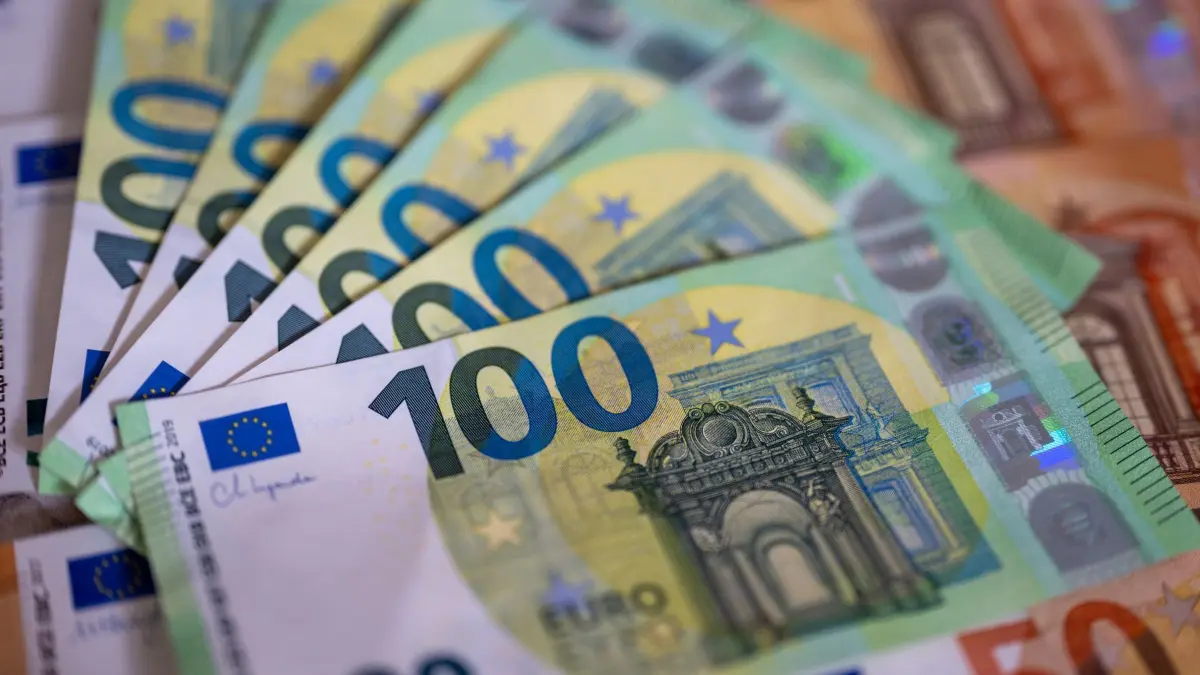 Bargeld: Geldscheine mit dem Wert von 100 und 50 Euro liegen auf einem Tisch. (zu dpa: «Zahl der Einkommensmillionäre steigt weiter an»)