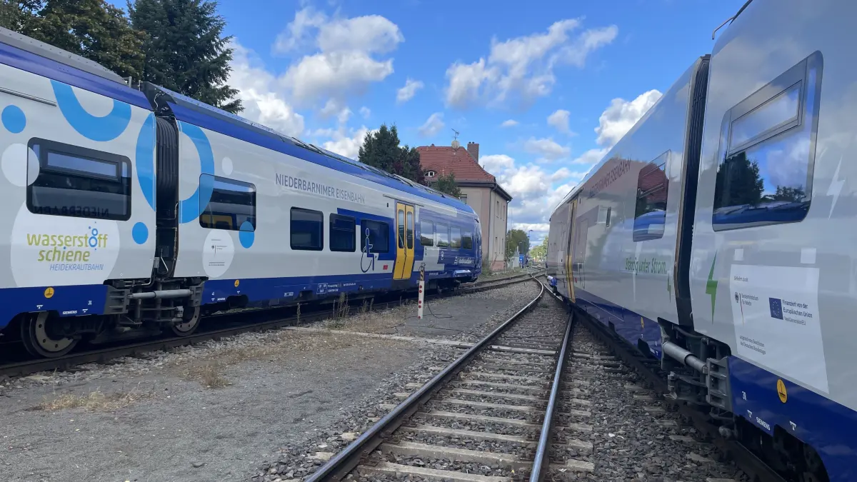 Zwei Antriebe, ein Ziel: Mit Wasserstoffzügen (links) und Batteriezügen ersetzt die NEB immer mehr Dieselfahrzeuge. Auf dem Betriebsgelände in Basdorf stehen beide Varianten nebeneinander.