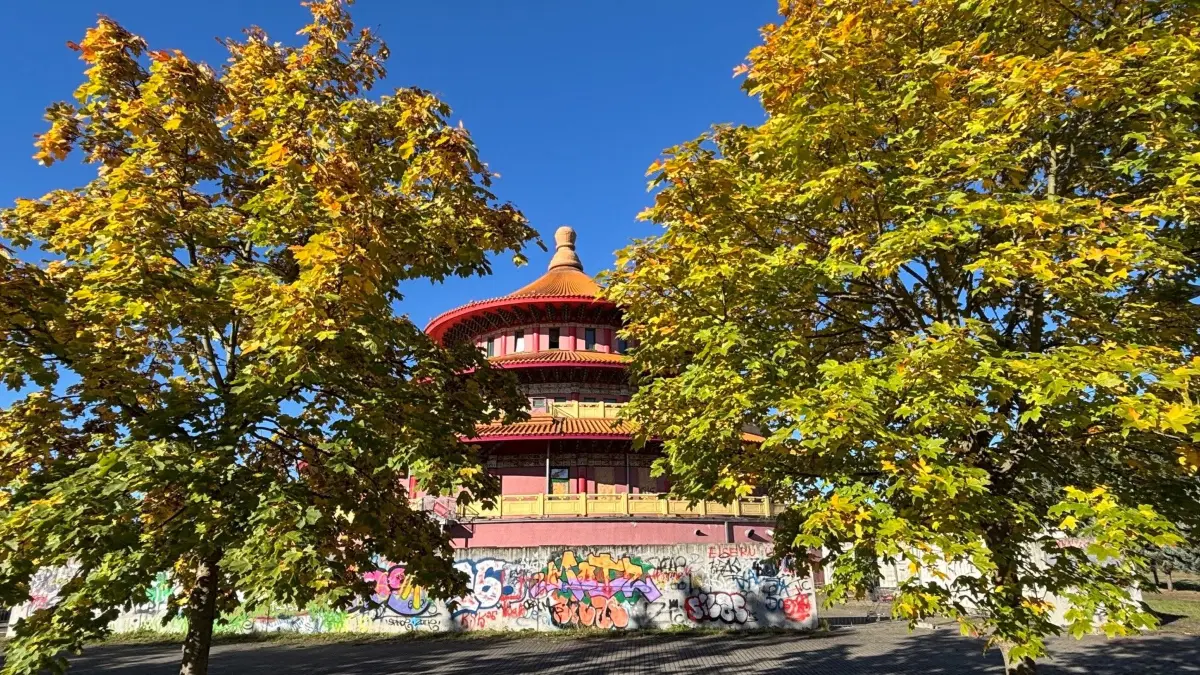 Die herbstliche Idylle trügt: Seit mehr als einem Jahr steht die Himmelspagode in Hohen Neuendorf leer. Sie soll für ein neues, aber umstrittenes Wohnquartier abgerissen werden. Weil sich die Diskussion im Kreis dreht, gibt es nun einen neuen Vorschlag.
