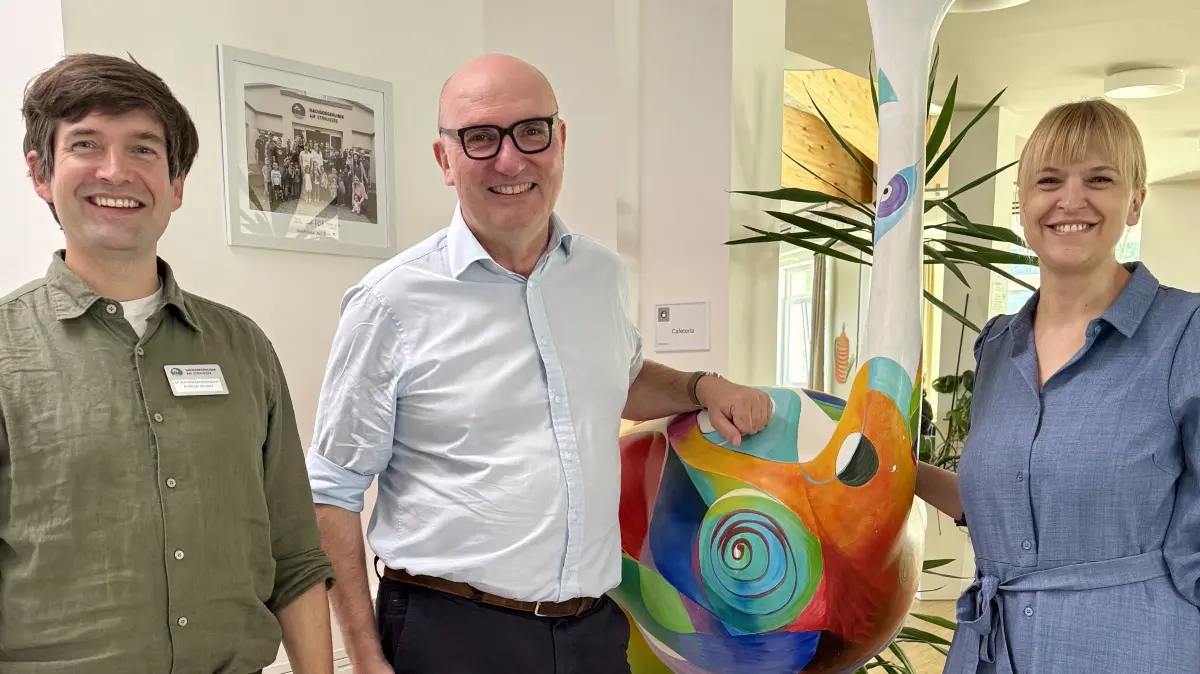 Wird demnächst in der Nachsorgeklinik am Straussee beginnen und eine neue Abteilung aufbauen: Prof. Christof Kramm (Mitte). Das Bild zeigt ihn zusammen mit Dr. Hendrik Spriestersbach, Ärztlicher Direktor, und Geschäftsführerin Karsta Dietrich.