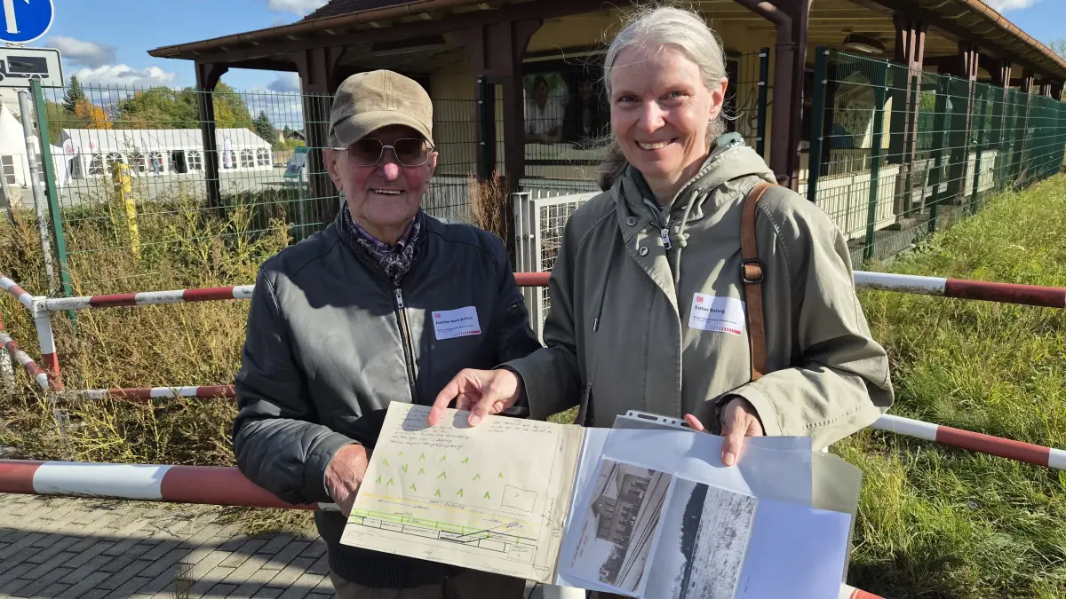 Joachim Hans Jurisch mit Tochter Esther Bulang vor dem Bahnhofsgebäude in Raddusch.
