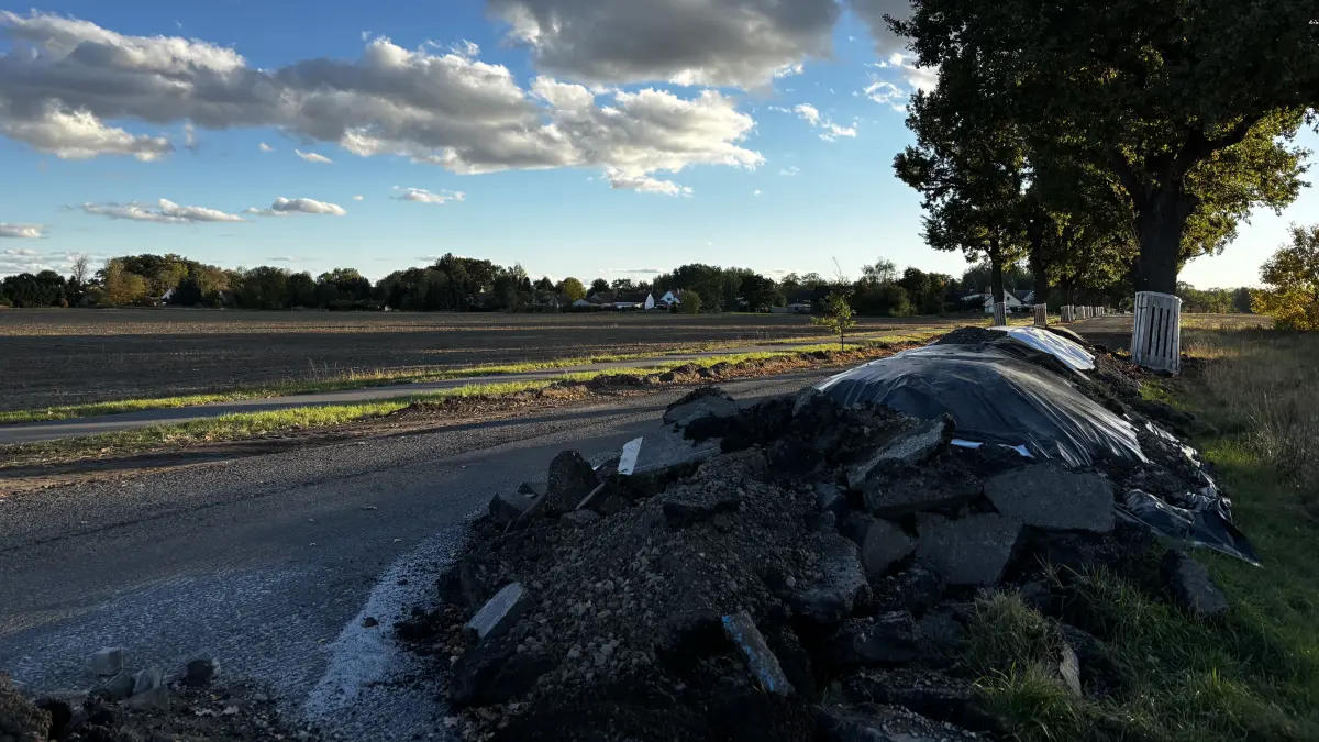 Abgefräst und zusammengeschoben: Der Altasphalt der B 168 gilt als belastet. Innerhalb der Baustelle bei Oegeln (Beeskow) muss das Material umgeschichtet werden.