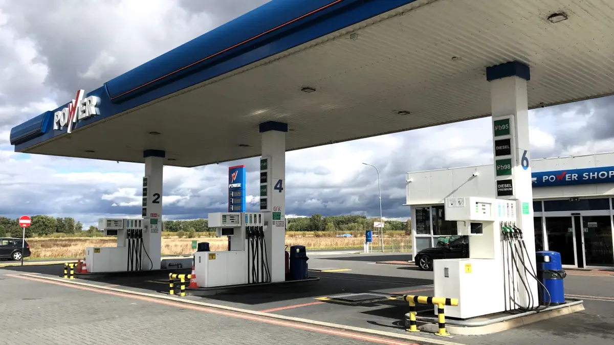 Zytowan. Nachbarort von Coschen. Am 12.10.2026 herrscht an der dortigen Power-Tankstelle zur Mittagszeit zeitweise gähnende Leere.