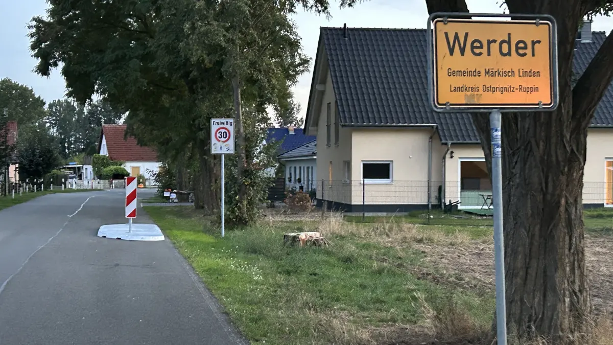 In Werder bei Neuruppin hat das Amt Temnitz jetzt eine Verkehrsinsel als Raser-Hindernis aufstellen lassen. Sie soll Anwohnern und Pendlern mehr Sicherheit bringen.