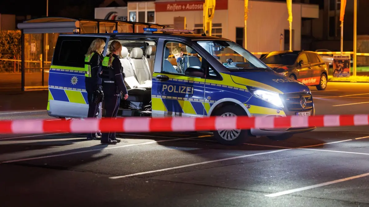 Mutmaßliche Schüsse in Bielefeld - mehrere Verletzte: 11.10.2026, Nordrhein-Westfalen, Bielefeld: Ein Fahrzeug der Polizei steht auf einem Parkplatz in der Nähe eines Tatorts. Mehrere Menschen sind am Abend bei einem Vorfall in Bielefeld-Schildesche verletzt worden. Die Polizei wurde darüber informiert, dass an einem Parkplatz Schüsse gefallen sein sollen, wie ein Sprecher sagte. Foto: Friso Gentsch/dpa +++ dpa-Bildfunk +++