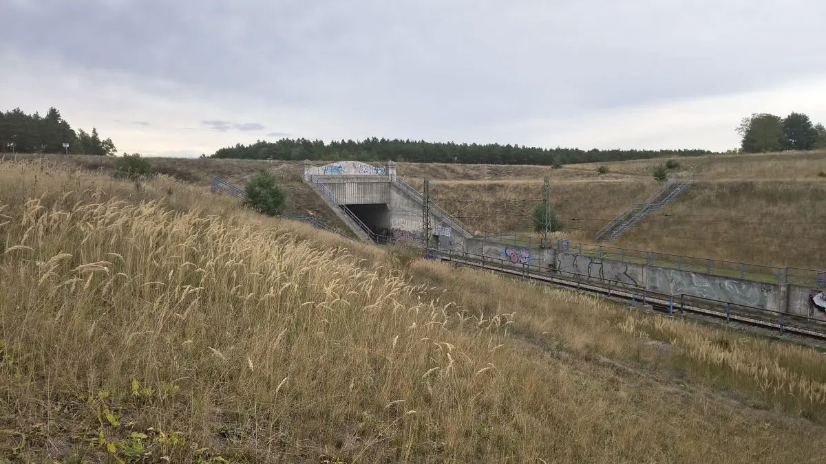 Die Einfahrt zum Düsterwinkel-Tunnel am Oder-Havel-Kanal. Etwa 50 Meter entfernt auf der anderen Tunnelseite kam es zu einem Zugunfall.