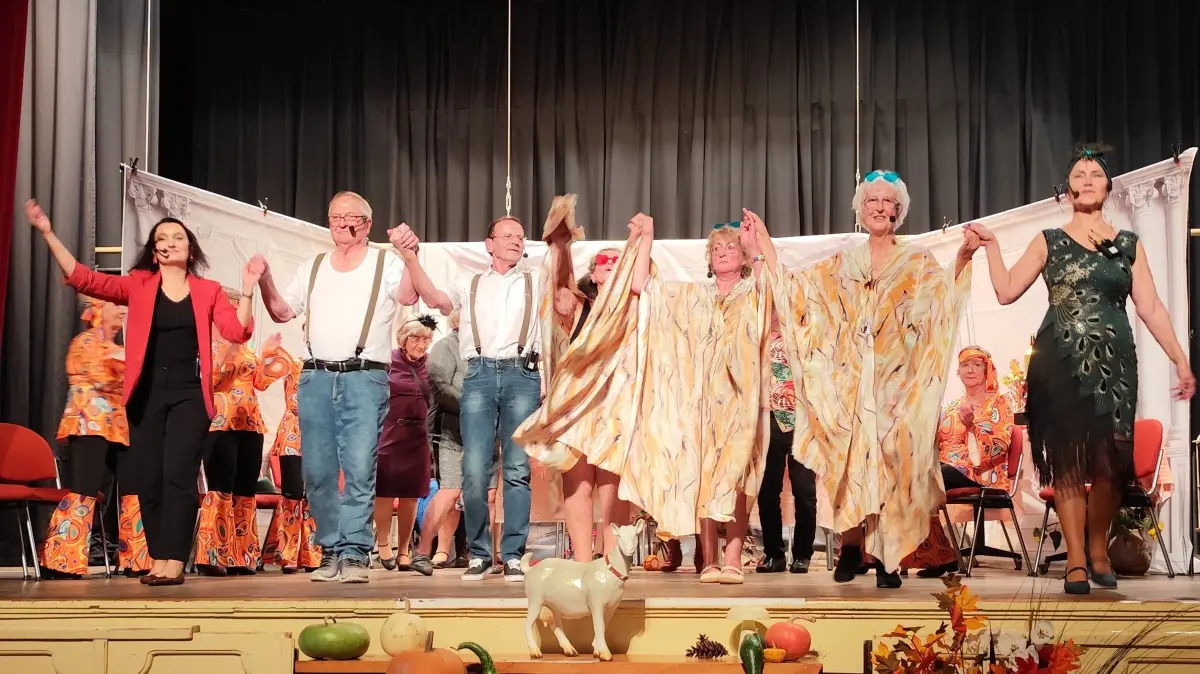 Gelungene Premiere im Kulturhaus Seelow. Die Besucher dankten den Akteuren des Seniorentheaters mit Beifall für ihr Spiel.